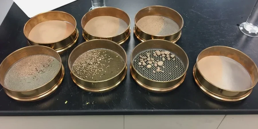 Korngrößenanalyse in Hagen: Siebung und Hydrometer für belastbare Baugrundkennwerte